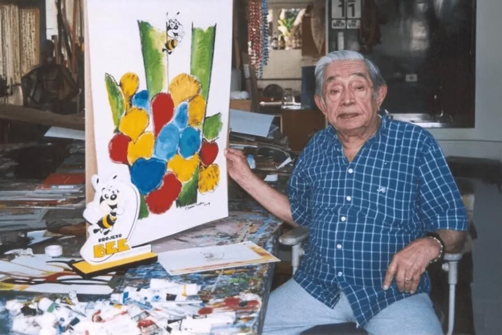Aldemir Martins em seu ateliê com uma de suas obras coloridas