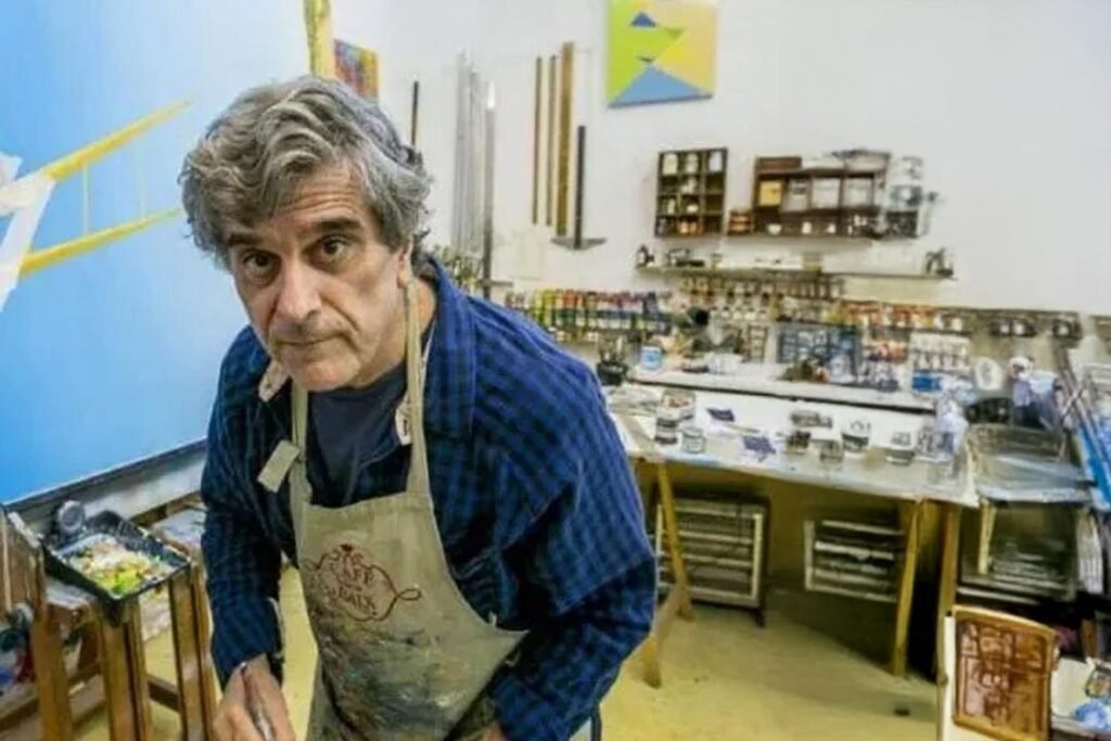 Antônio Peticov em seu ateliê trabalhando em uma de suas obras geométricas