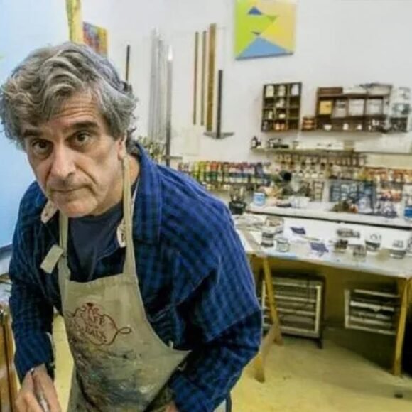 Antônio Peticov em seu ateliê trabalhando em uma de suas obras geométricas