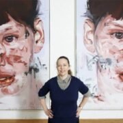 Jenny Saville diante de seus retratos expressivos na Modern Art Oxford