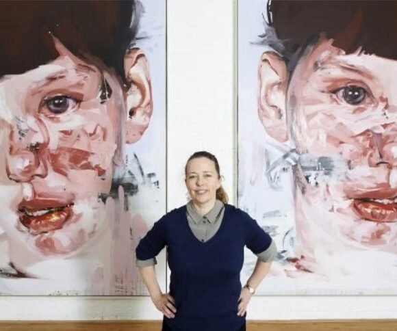 Jenny Saville diante de seus retratos expressivos na Modern Art Oxford