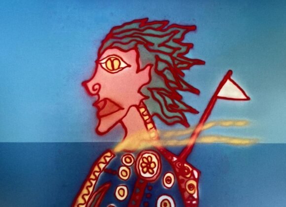 Obra surrealista “Nossa Senhora das Flores” de José Roberto Aguilar com figura mística e bandeira