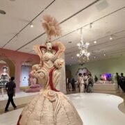 Vestido escultural "Rocaille", de Diego Montoya, em exposição no Newfields