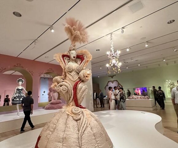 Vestido escultural "Rocaille", de Diego Montoya, em exposição no Newfields