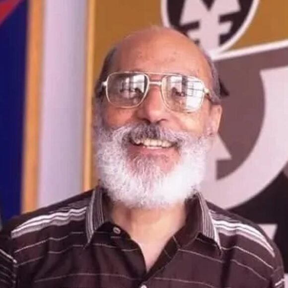 Rubem Valentim em frente a suas obras com símbolos afro-brasileiros