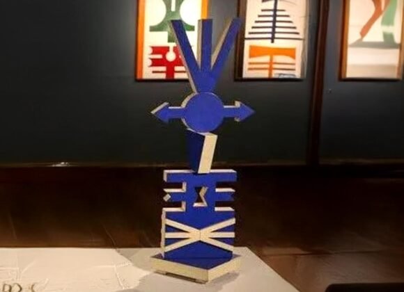 Torre Azul 2 inspirada nos totens de Rubem Valentim ligados à religiosidade afro-brasileira