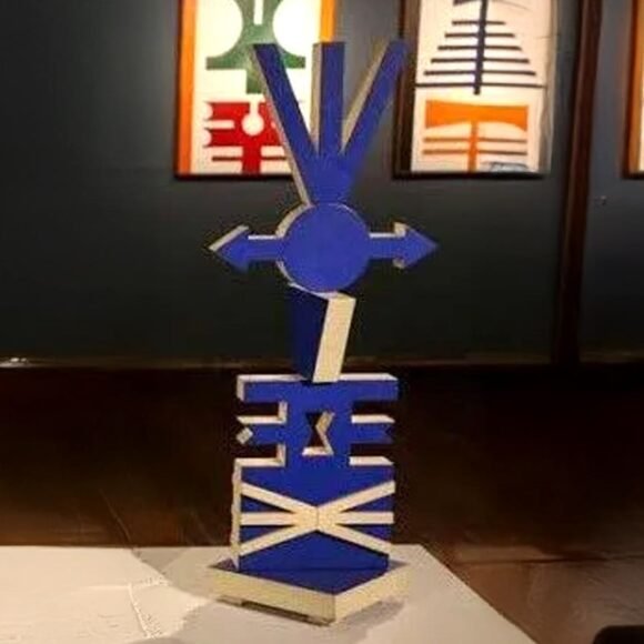 Torre Azul 2 inspirada nos totens de Rubem Valentim ligados à religiosidade afro-brasileira