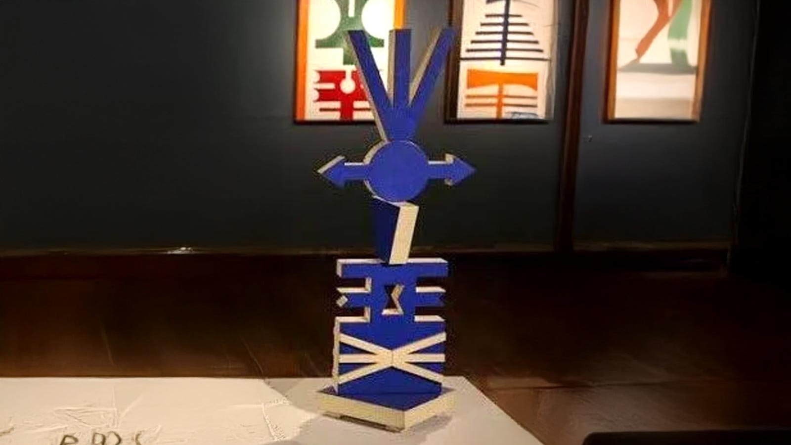 Torre Azul 2 inspirada nos totens de Rubem Valentim ligados à religiosidade afro-brasileira