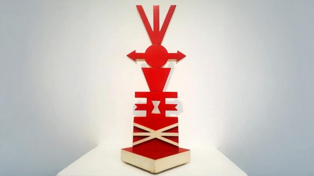 Torre Vermelho com inspiração nos totens de Rubem Valentim e religiões afro-brasileiras