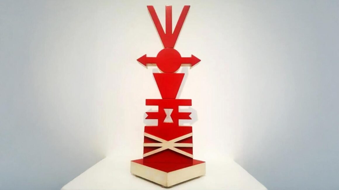 Torre Vermelho com inspiração nos totens de Rubem Valentim e religiões afro-brasileiras