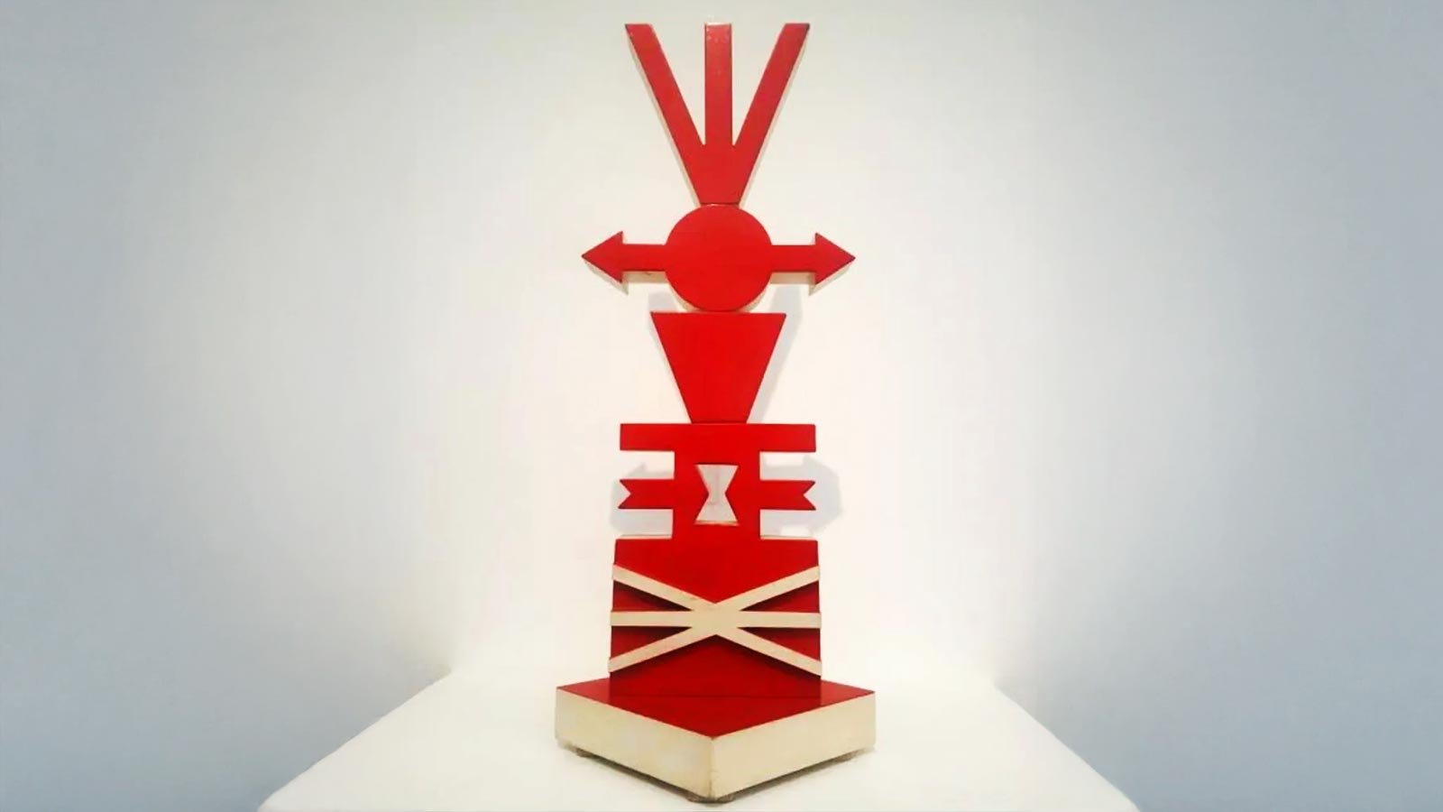 Torre Vermelho com inspiração nos totens de Rubem Valentim e religiões afro-brasileiras